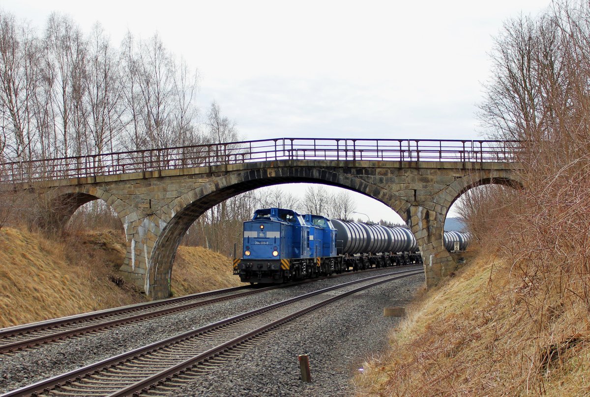 204 009-9 und 204 036-6 (PRESS) zu sehen am 04.04.17 mit einem Kesselzug bei Martinlamitz.