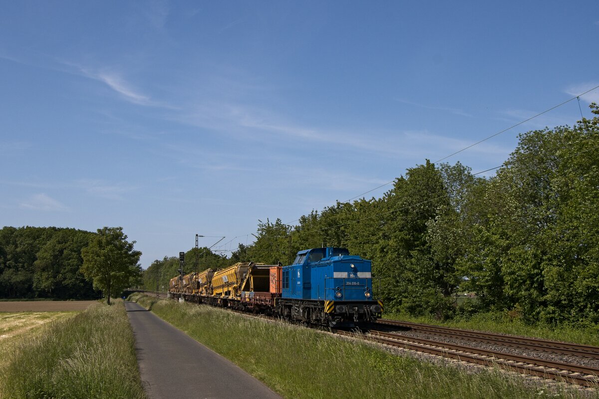 204 016-0 der Pressnitztalbahn mit einem Bauzug zwischen Kamen und Hamm (28.05.2023)  