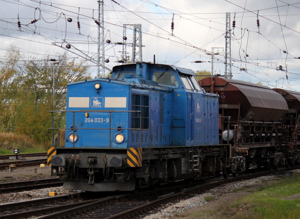 204 033-9 mit dem Leerzug von Rostock-Bramow nach Wurzen bei der Durchfahrt im Rostocker Hbf.18.10.2013  
