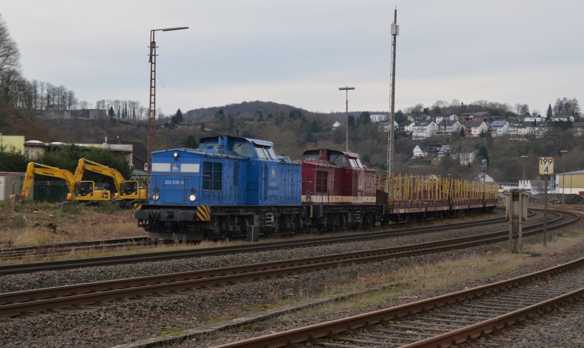 204 036-6 und 204 425-3 am 05.12.2015 mit einem Holzzug im Bahnhof Arnsberg.