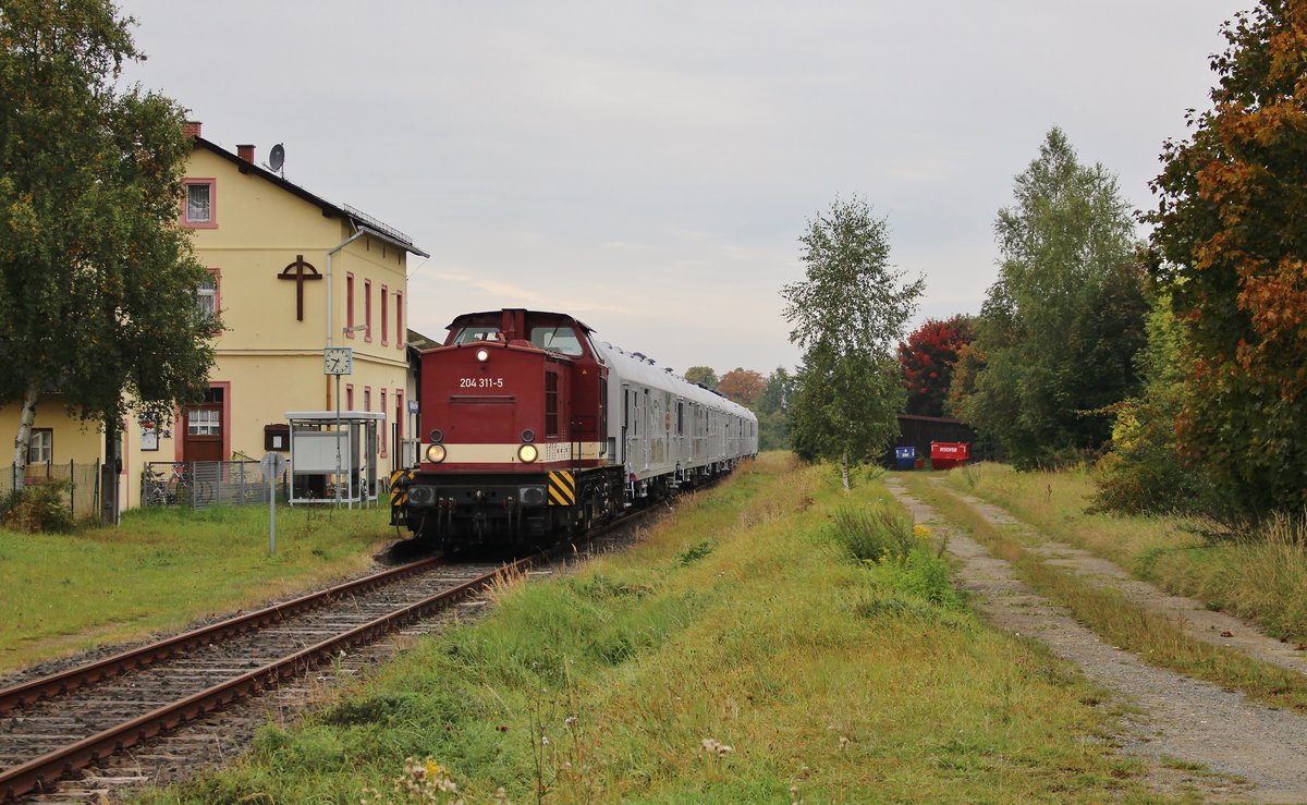 204 311-5 MTEG (202 311-7)fuhr am 24.09.17 dem Anti-Drogenzug REVOLUTION TRAIN von Schleiz über Plauen/V. oberer Bahnhof, Vojtanov und Aš nach Selb Stadt. Hier ist der Zug in Mühltroff zu sehen.