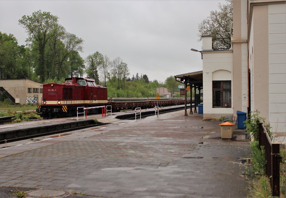 204 354-5 (Press) zu sehen im Regen in Pößneck oberer Bahnhof am 11.05.20.