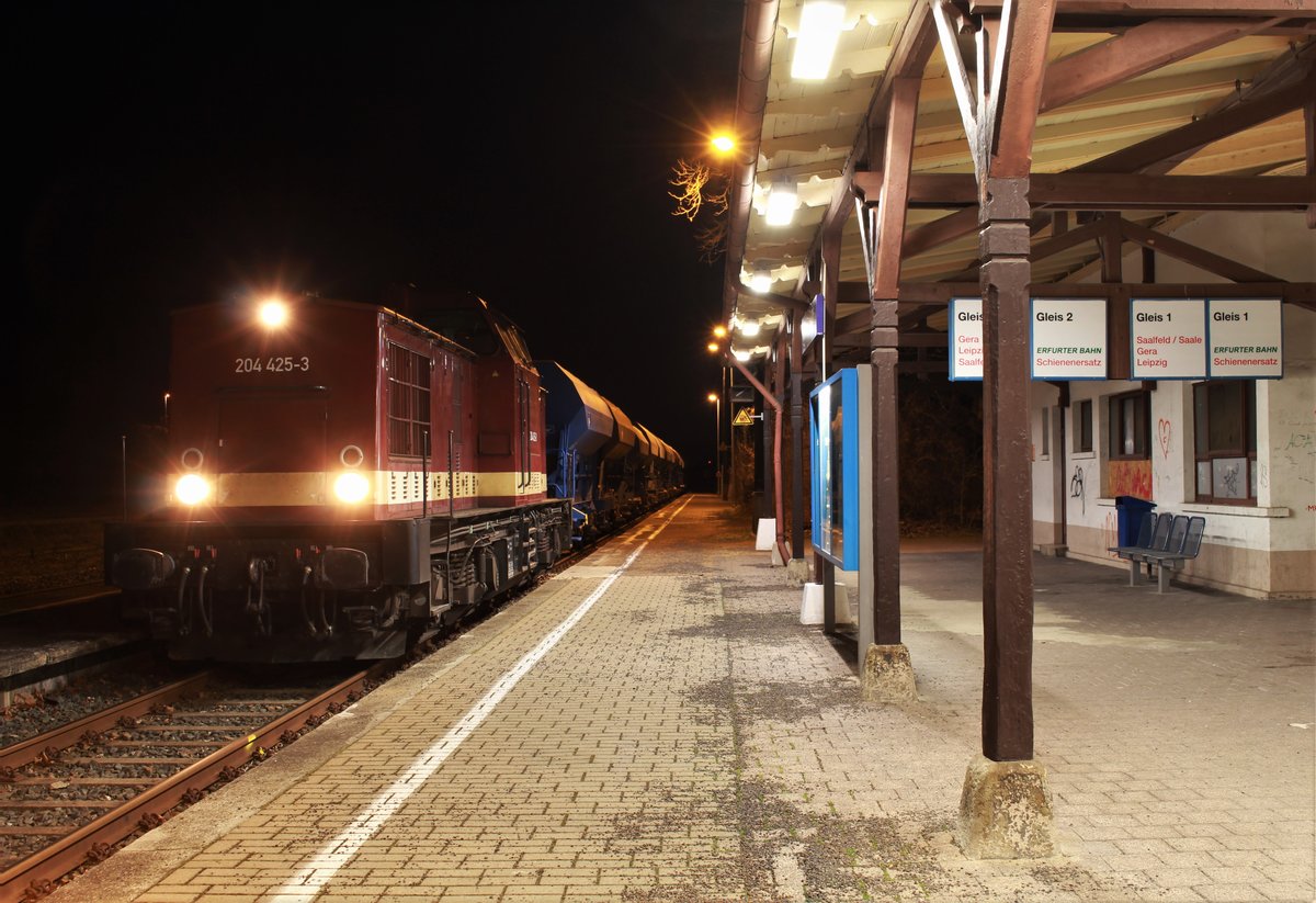 204 425-3 (Press) stand am 28.03.21 mit einem leeren Schotterzug zur Zugkreuzung in Pößneck oberer Bahnhof.