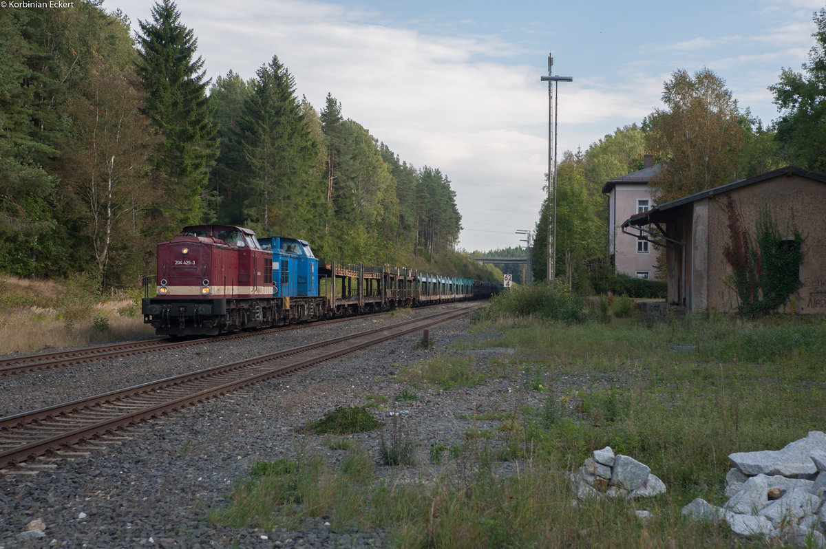 204 425-3 und eine weitere V100 mit einem Leerautozug Richtung Mosel bei ehemaligen Bahnhof Röslau, 30.09.2016