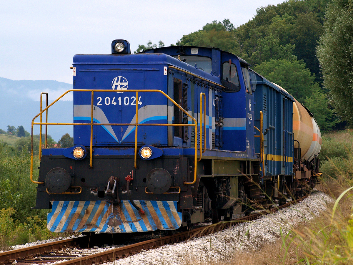 2041 024 mit einem Kesselzug bei Strucljevo im Verlauf der Strecke Zabok - Djurmanec / 02.09.2013.