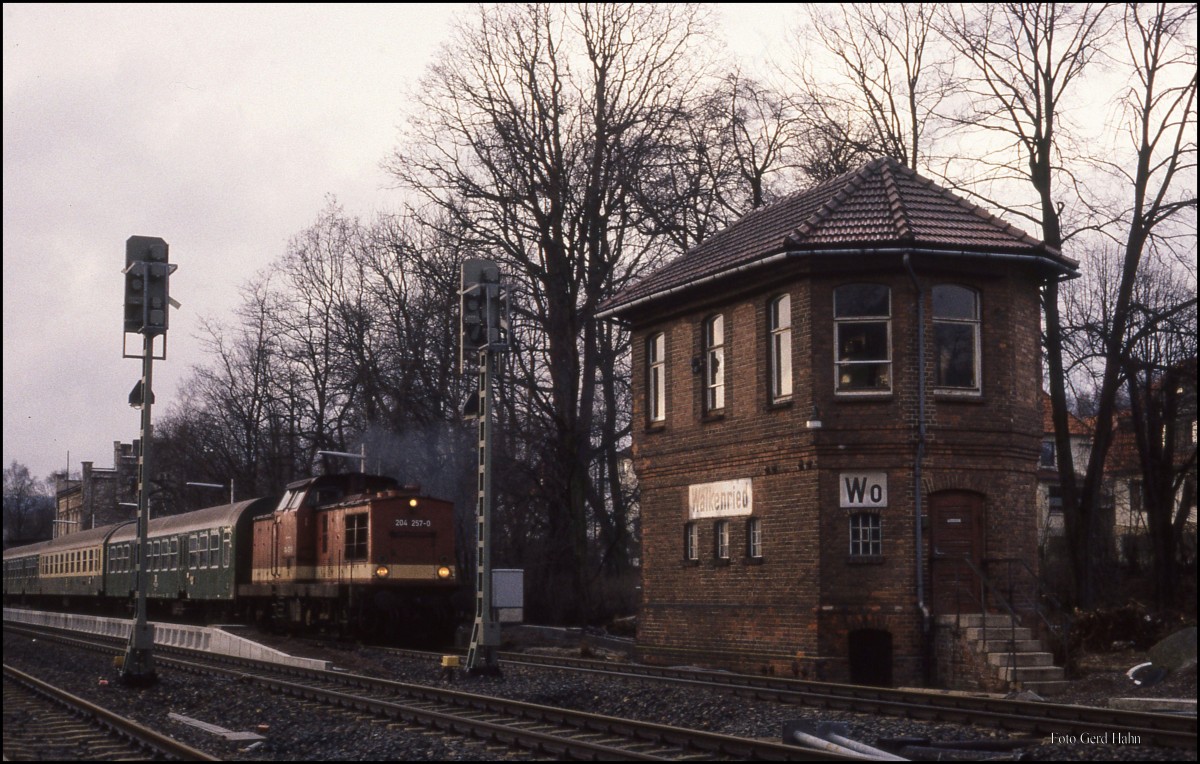 204257 verließ am 21.3.1992 um 17.07 Uhr mit dem E 2859 nach Nordhausen den Bahnhof Walkenried.