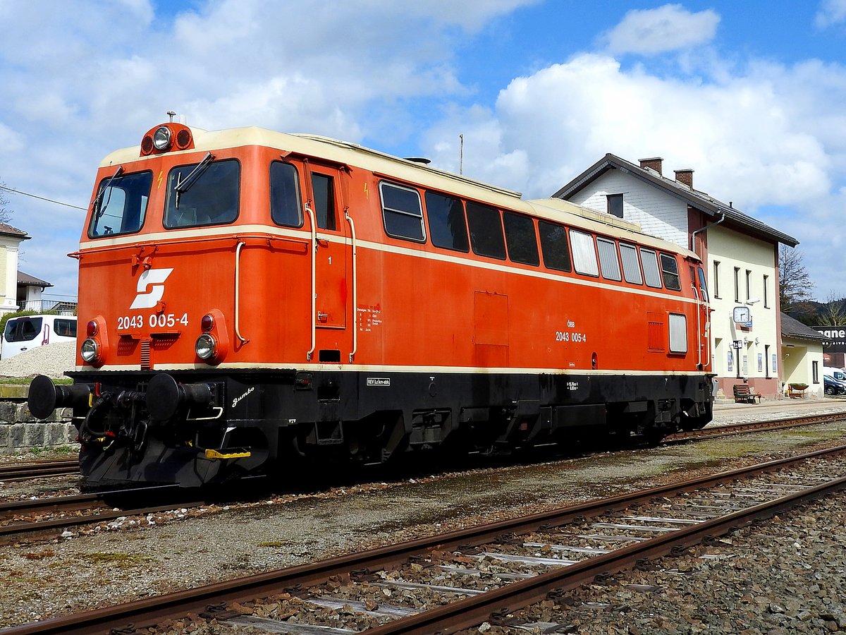 2043 005-4  Jumbo  im kleinen Bahnhof Hausruck; 170406