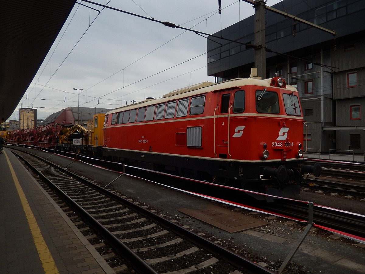 2043 005-4 mit Bauzug in Linz Hbf; 150713