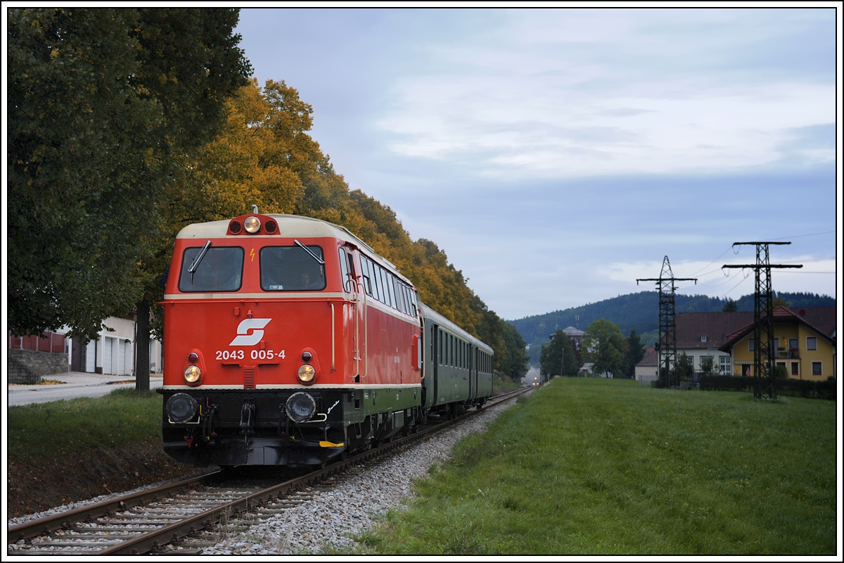 2043 005, aktuell in Linz hinterstellt und noch immer im Plandienst anzutreffen, bespannte am 29.9.2013 einen Fotozug von Ampflwang nach Timelkam, hier aufgenommen kurz nach der Ausfahrt aus dem GEG Lokpark in Ampflwang.