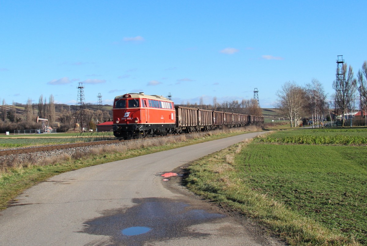 
2043 005 mit der Leerrübe von Stadtlau (St) über Hohenau (Nh) nach Mistelbach Lokalbahnhof (Mis), hier zum sehen kurz nach Neusiedl-Sankt Ulirch Lst(Mis L4); am 12.01.2014