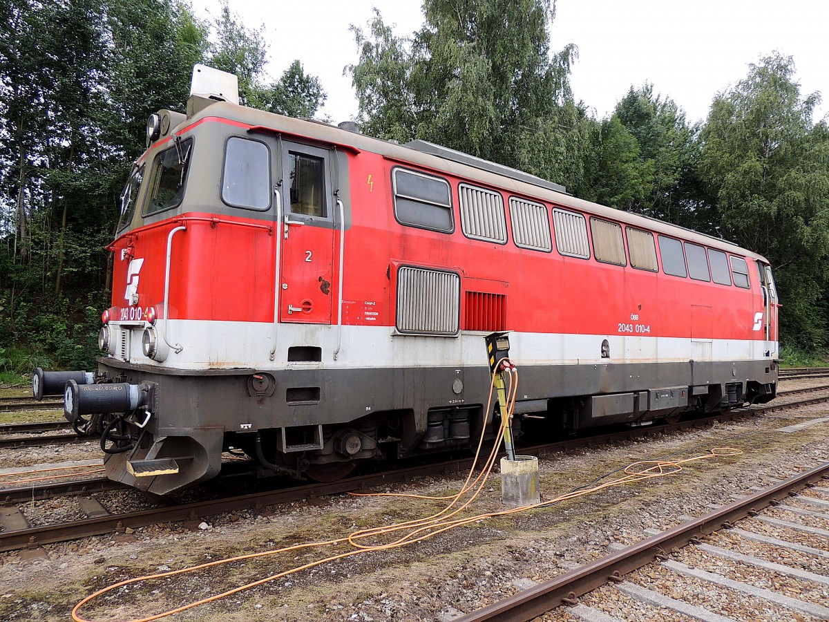 2043 010-4 wartet am Bhf. Ried auf die Weiterfahrt nach Simbach/Inn; 130902