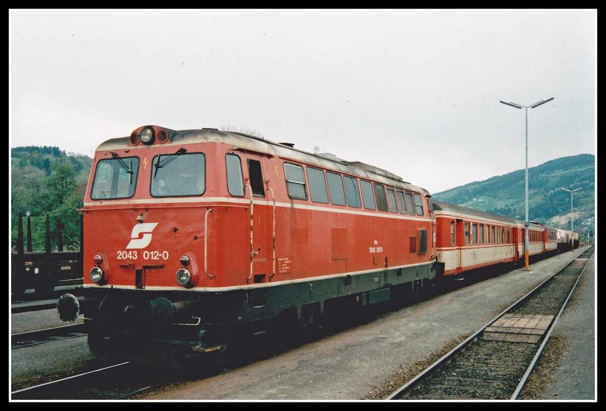 2043 012 wartet am 2.05.1989 in Wolfsberg auf die Abfahrt.