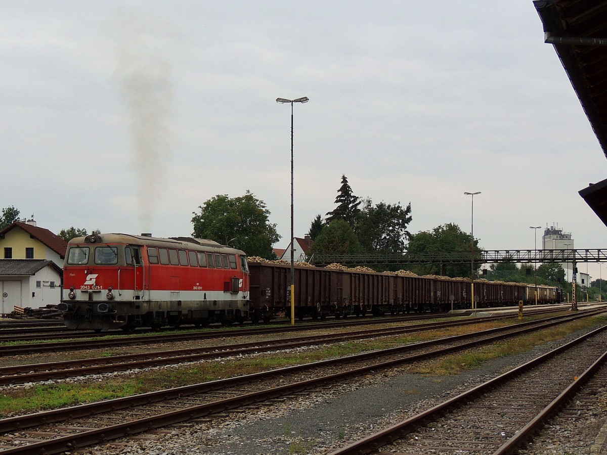 2043 021-1  Hari , startet bei düsterem Wetter am Bhf. Ried mit Rübenzug-75829 in Richtung Wels; 150925