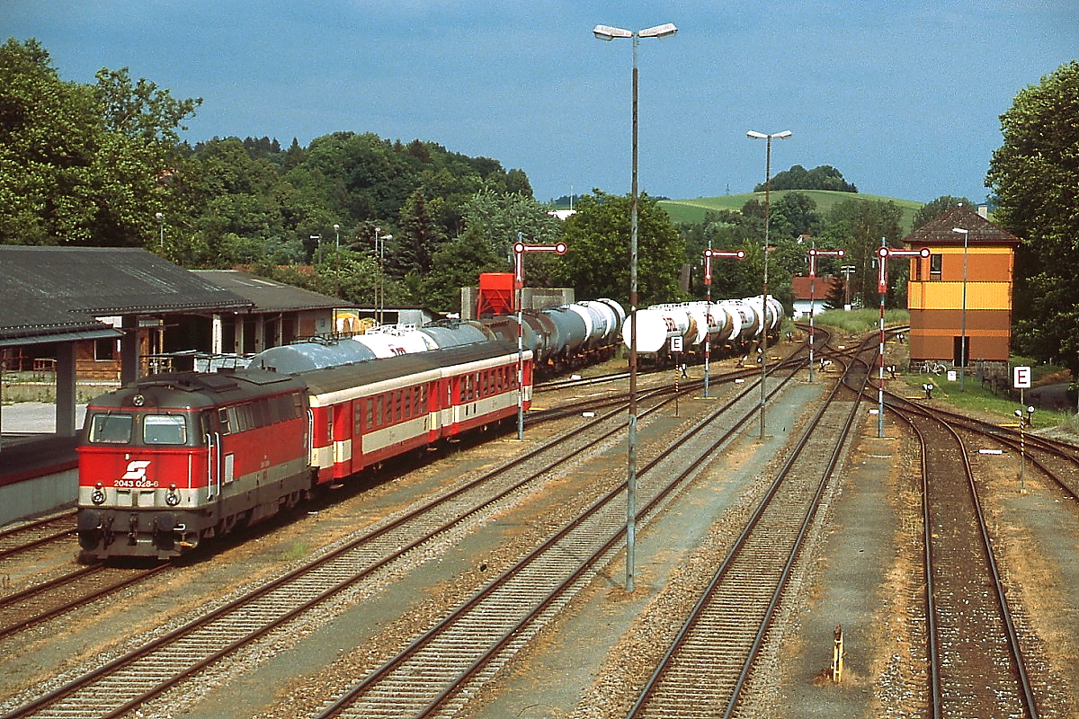 2043 028-6 fährt im Juni 1991 in den Bahnhof Ried/Innkreis ein