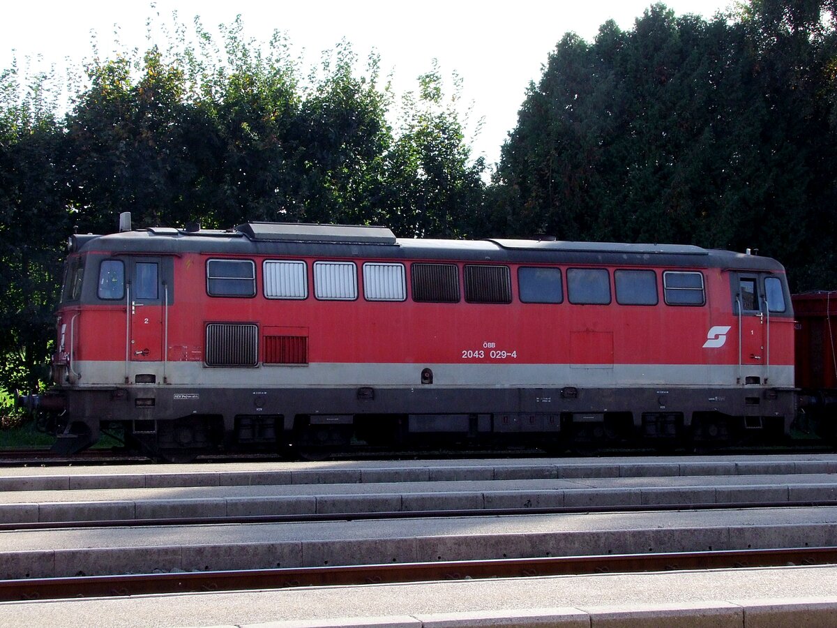 2043 029-4 wartet im Bhf. Ried auf die Weiterfahrt; 100927