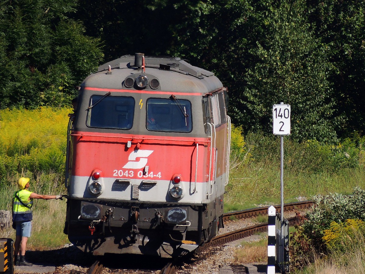 2043 034-4 im Verschubdienst am Bhf. Ried; 120820