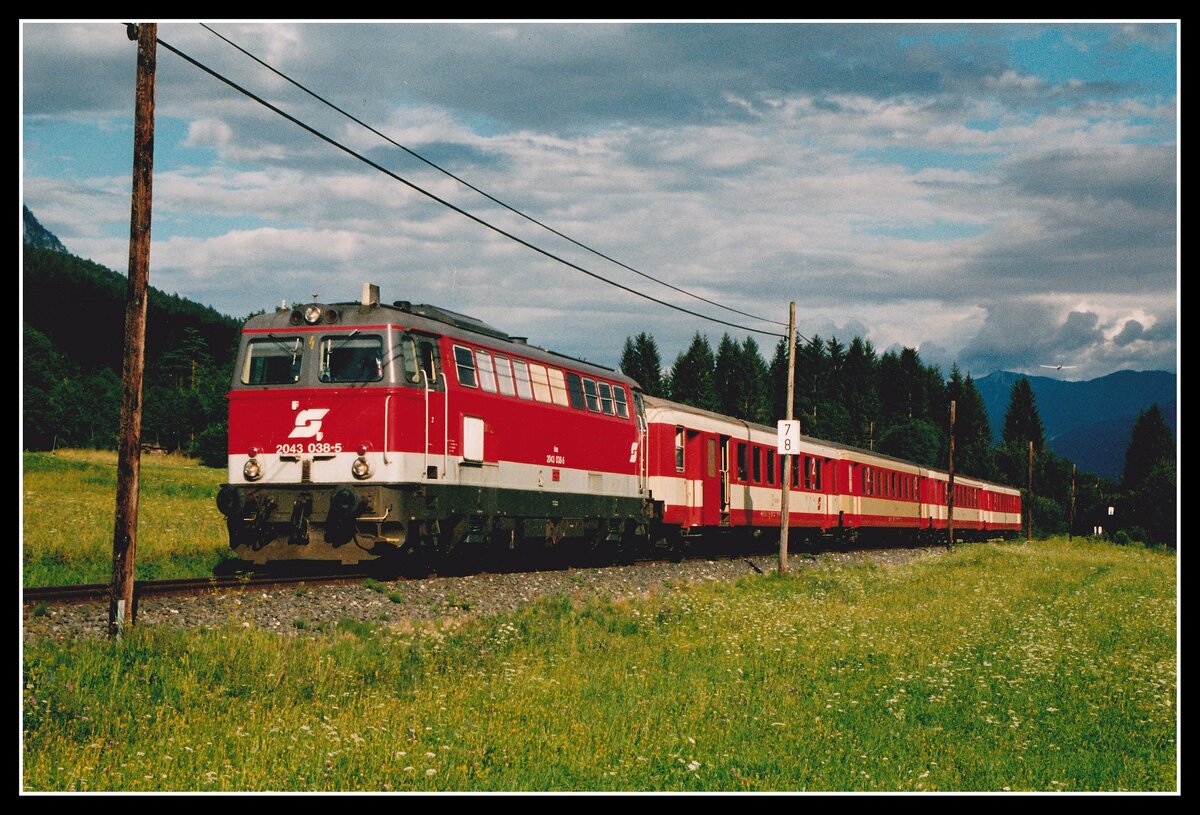 2043 038 mit R4816 bei Nötsch am 29.07.2003.