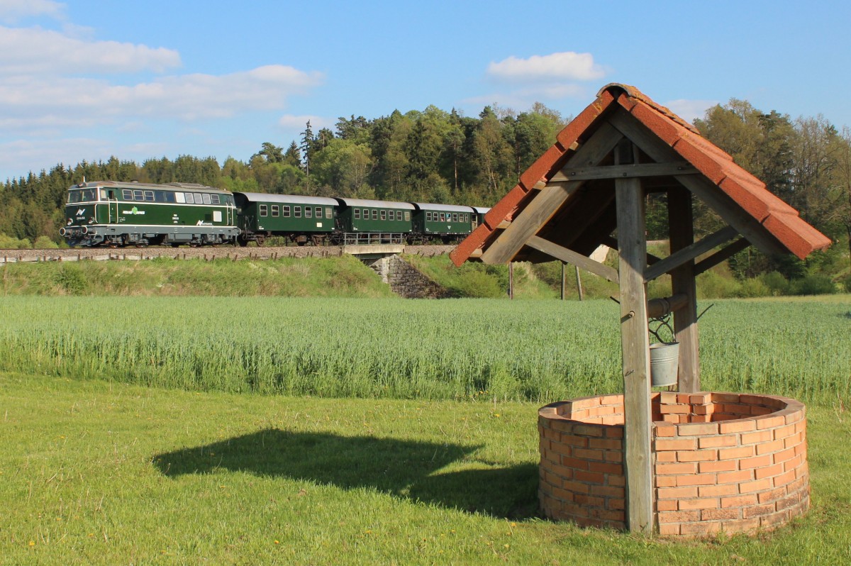 2043 053 mit der am Zugschlussbefindlichen 2050 009 als R 16974 von Retz nach Drosendorf. Hier zum Sehen zwischen den Bahnhöfen Geras-Kottan und Zissersdorf; am 04.05.2014