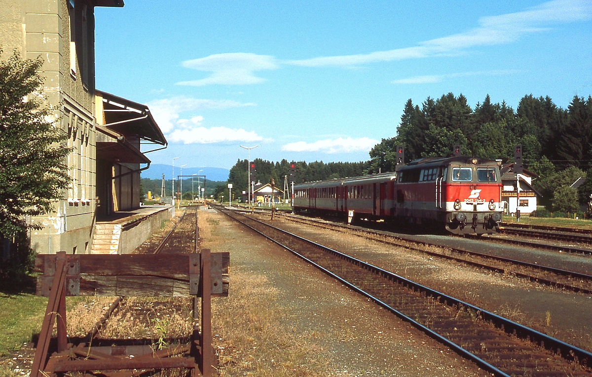 2043 054-2 fährt im Juni 2000 in den Bahnhof Bleiburg ein