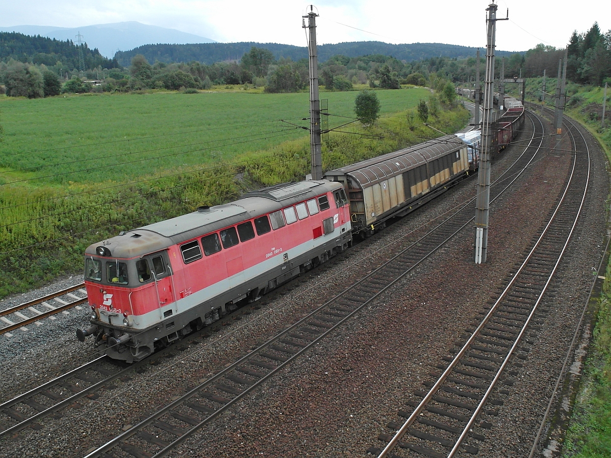2043 058-3 mit einem gemischten Güterzug bei der Einfahrt auf einem von vier vor dem Bahnhof Fürnitz liegenden Gleise. Kurz nach der Vorbeifahrt am Fotografen hielt der Zug an (12.09.2014).