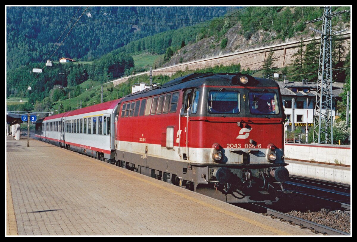 2043 066 mit E1780 in Matrei am 20.05.2004.