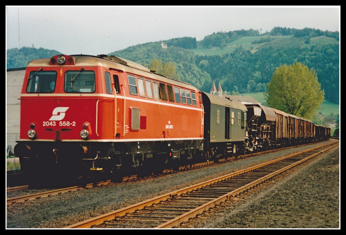 2043 558 mit Güterzug in St.Paul am 2.05.1989.
