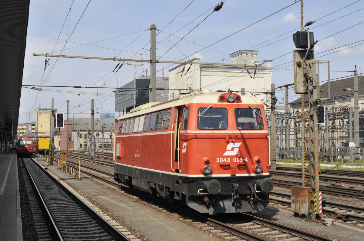 2043.005 in Linz Hbf am 12.7.15 vor eine Arbeitzug 