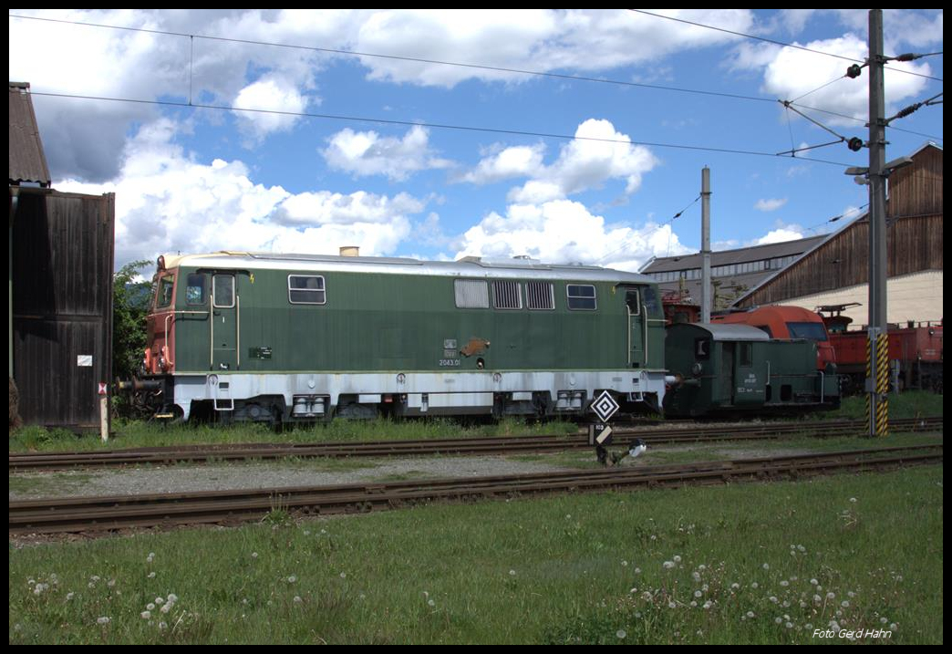 2043.01-2, die zweiseitig grün bzw. rot lackiert ist, gehört zum Museumsbestand in Knittelfeld und stand am 14.5.2017 schön im Licht, als ich dort meinen Besuch machte.