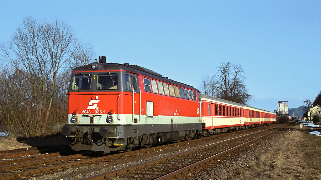 2043.035 mit Militärzug im Feber 2000 im Bahnhof Grafenstein (heute Koralmbahn).