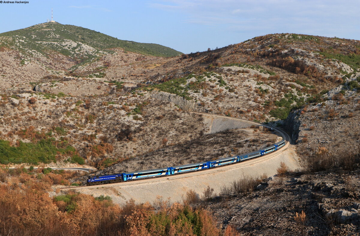 2044 0 ** mit dem B 1204  Adria  (Budapest Keleti-Split) bei Labin 23.8.21