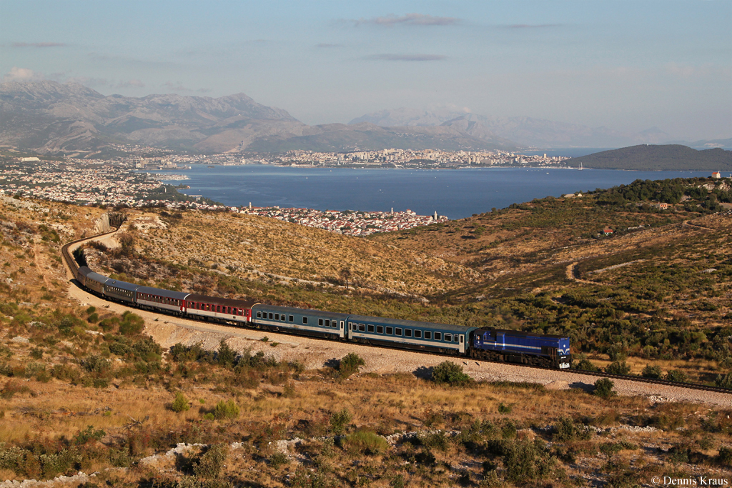 2044 001 mit dem bunten B 1205 am 28.08.2013 bei Sadine.