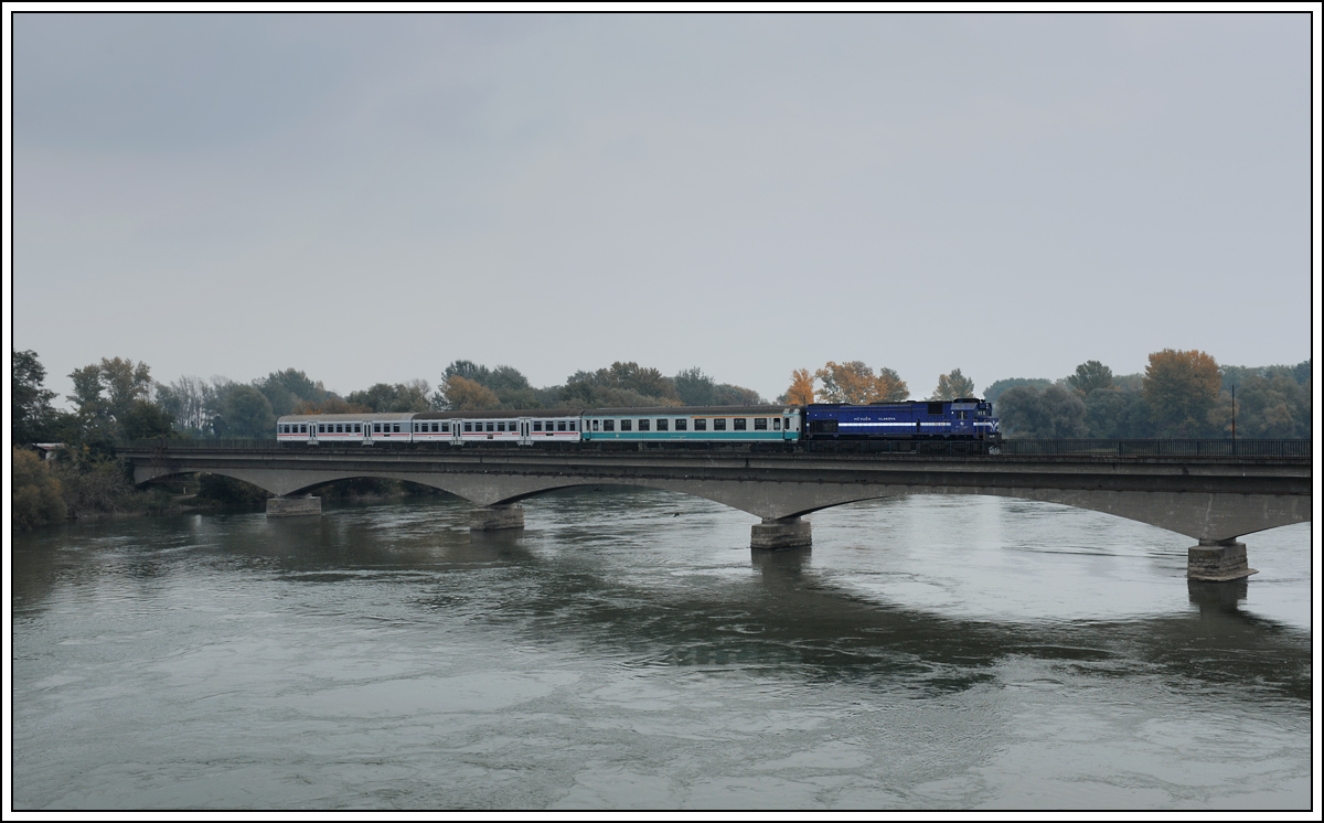 2044 005 als 3013 von Kotoriba nach Zagreb Glavni Kolod. aufgenommen am 9.10.2013 in Vara�din (HR). Der Abstecher nach Kroatien am 9.10.2013, in der Hoffnung auf besseres Wetter, entpuppte sich im Endeffekt als Flop.