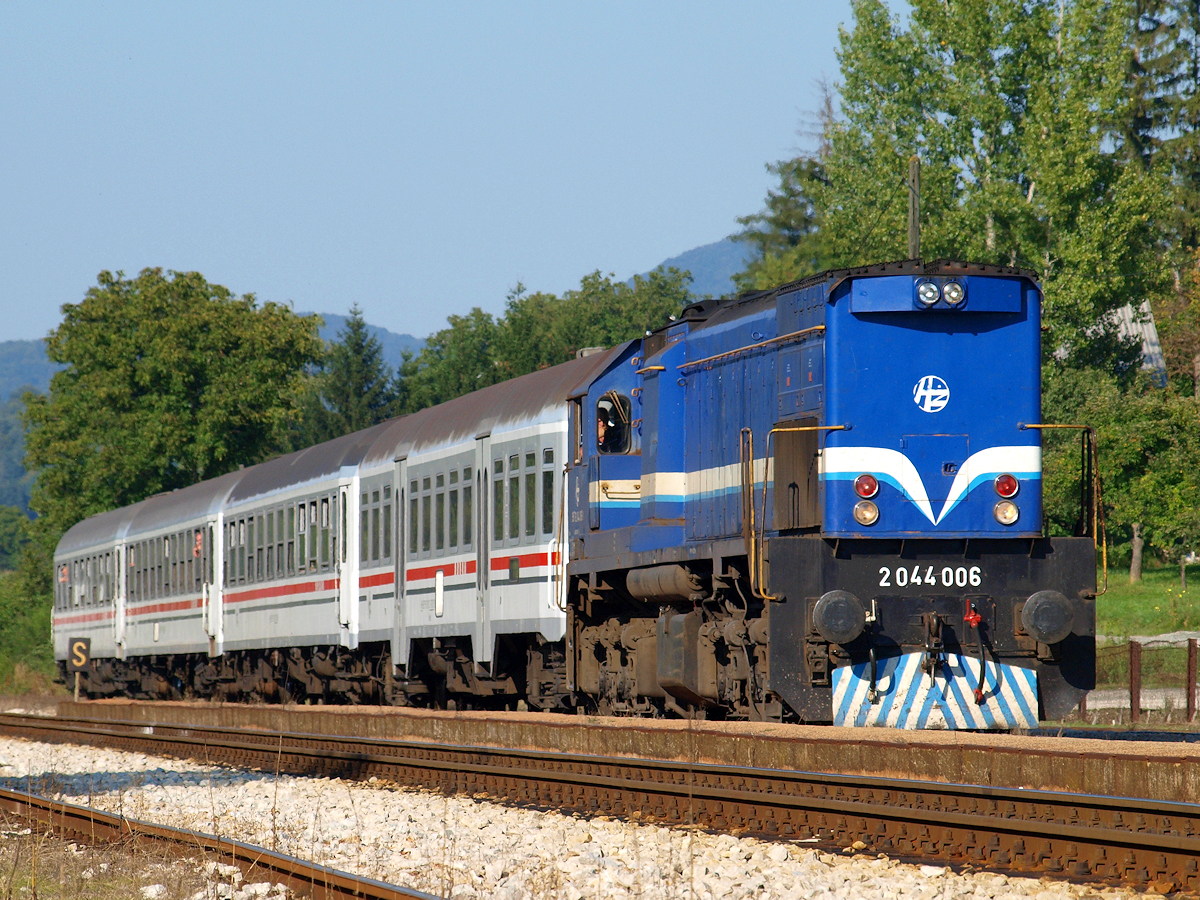 2044 006 mit Personenzug Pu3017 von Varazdin nach Zagreb, wartet im Bahnhof Budinscina auf die Kreuzung mit dem Schnellzug B790 / 07.09.2013.