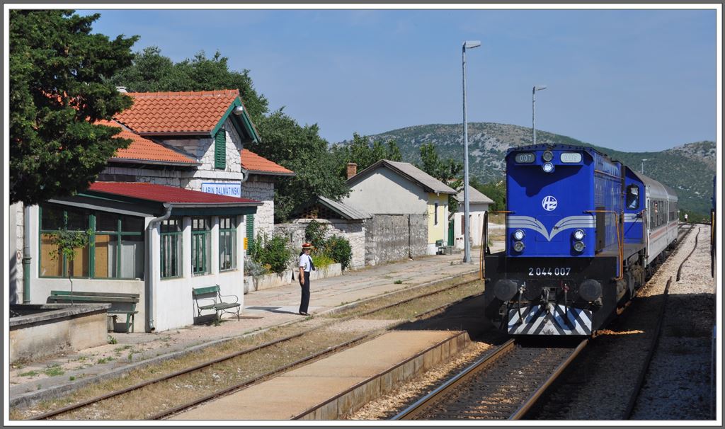 2044 007 bespannt wieder den R5503 nach Split. Und die Kreuzung wird ordnungsgemss berwacht in Labin Dalmatinski. (03.07.2013)