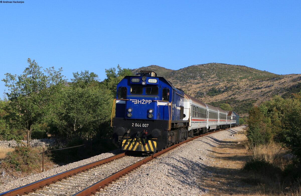 2044 007 mit dem B 821 (Zagreb Glavni kolodvor-Split) bei Primorski Dolac 22.8.21