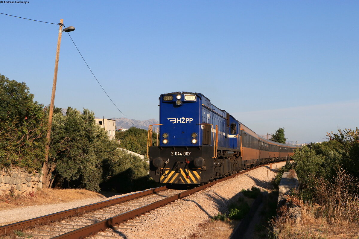 2044 007 mit dem RJ 101046 (Split-Prag) bei Kastel Stari 26.8.21