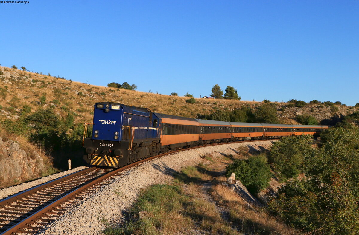 2044 007 mit dem RJ 101046 (Split-Prag) bei Prgomet 30.8.21