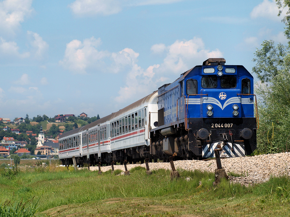 2044 007 mit Personenzug Pu3006 bei der Einfahrt in die Haltestelle Hum-Lug im Verlauf der Strecke Zagreb - Varazdin / 19.07.2013.