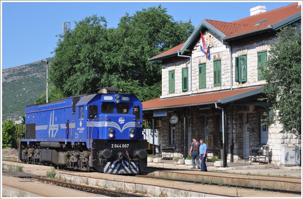 2044 007 bernimmt in Perković den Regionalzug 5503 nach Split. (02.07.2013)