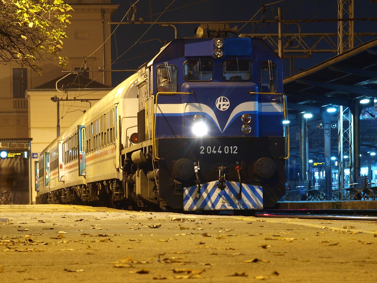 2044 012 wartet auf einem Stumpfgleis des Zagreber Hauptbahnhofs mit dem Personenzug Pu3014 auf die Abfahrt in Richtung Varazdin / 07.11.2013.
