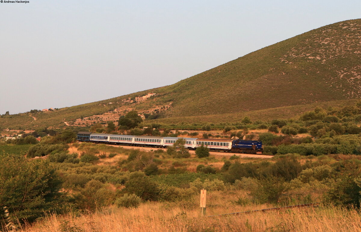 2044 013 mit dem B 821 (Zagreb Glavni kolodvor-Split) bei Kastel Stari 23.8.21