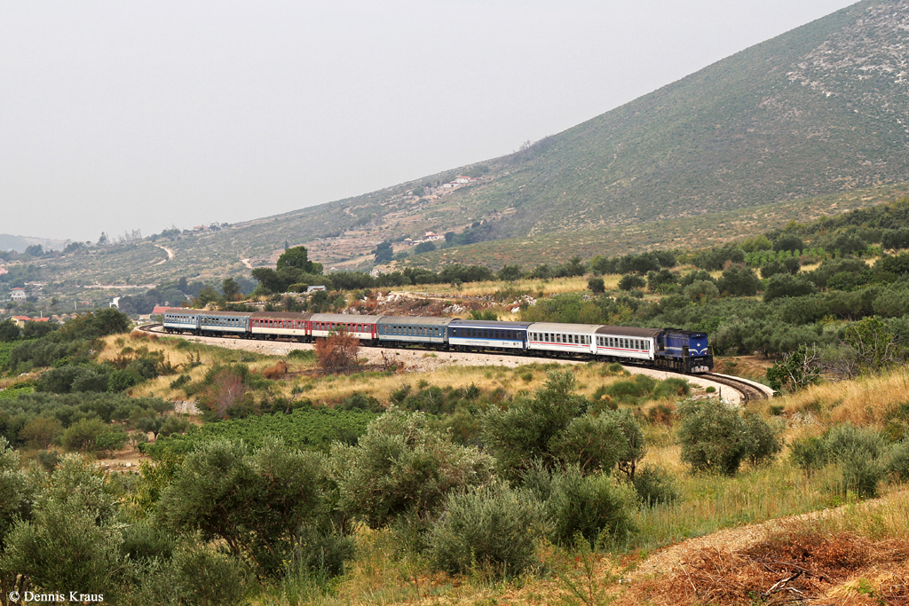 2044 013 mit Nachtzug am 15.08.2015 bei Kastel Stari.