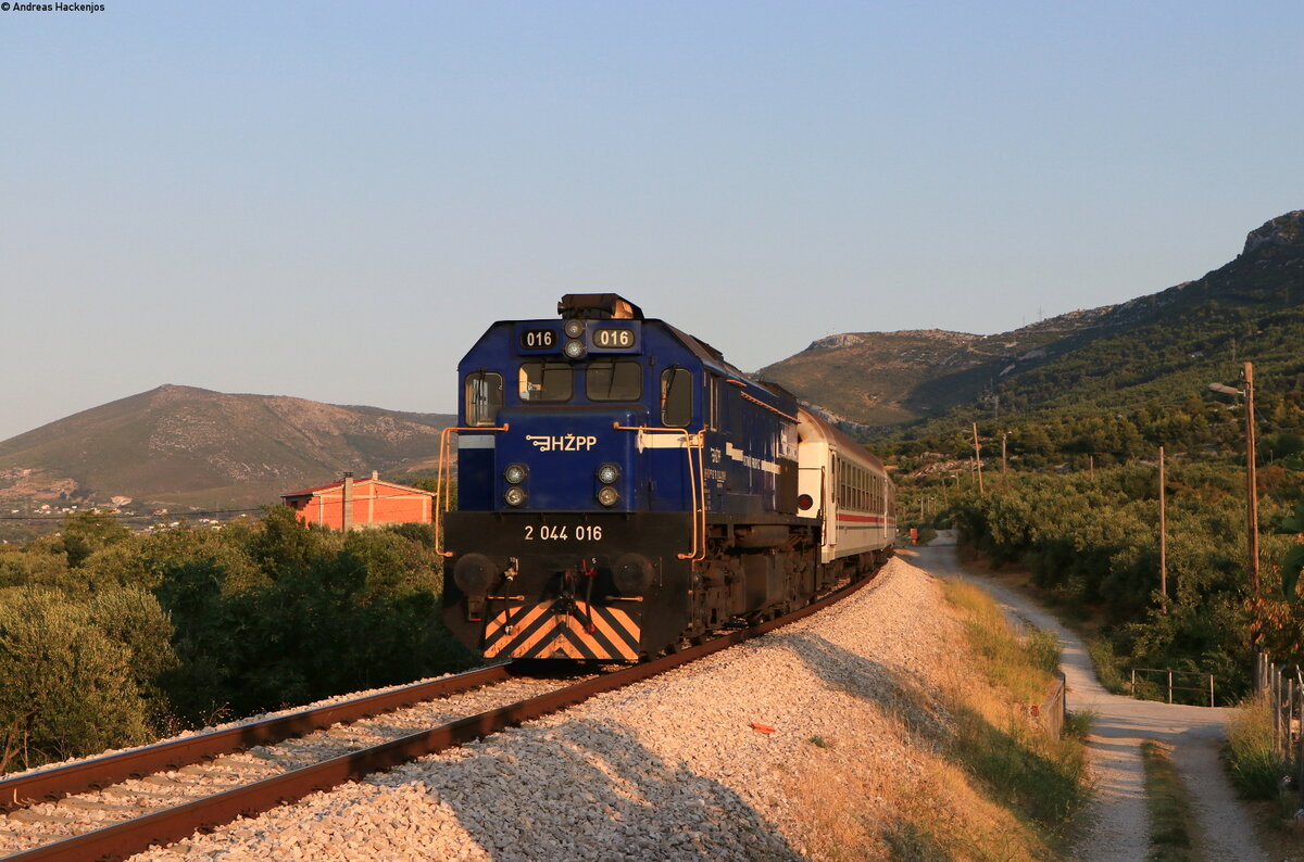 2044 016 mit dem B 821 (Zagreb Glavni kolodvor-Split) bei Kastel Stari 21.8.21