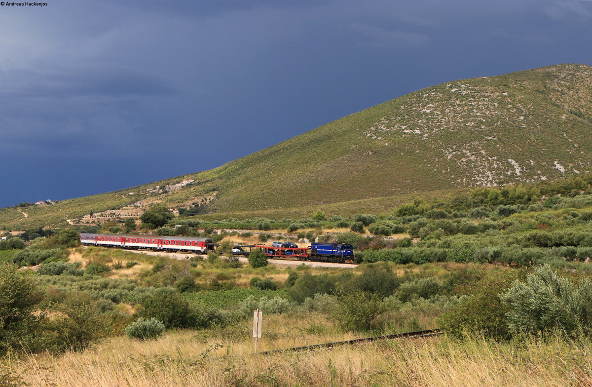 2044 016 mit dem EN 1253  Split (Bratislava hl.st.-Split) bei Kastel Stari 25.8.21