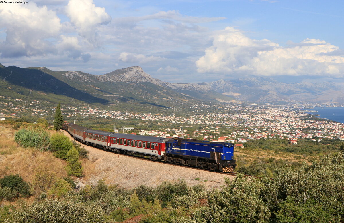 2044 016 mit dem EN 1252  Split  (Split-Bratislava hl.st.) bei Sadine 25.8.21