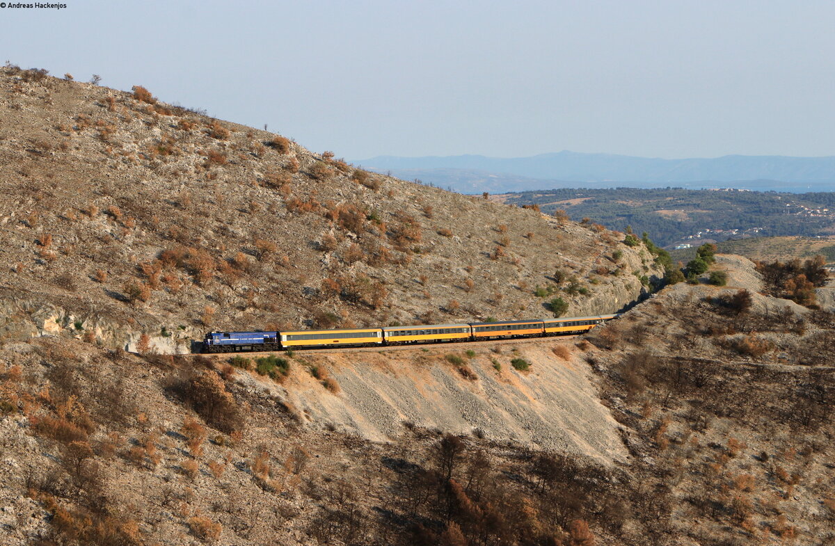 2044 017 mit dem RJ 101046 (Split-Praha) bei Labin 21.8.21