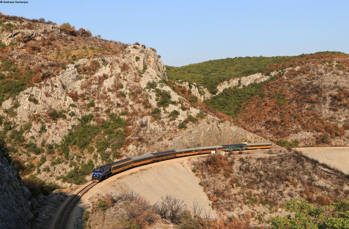 2044 017 mit dem RJ 101046 (Split-Praha) bei Labin 21.8.21