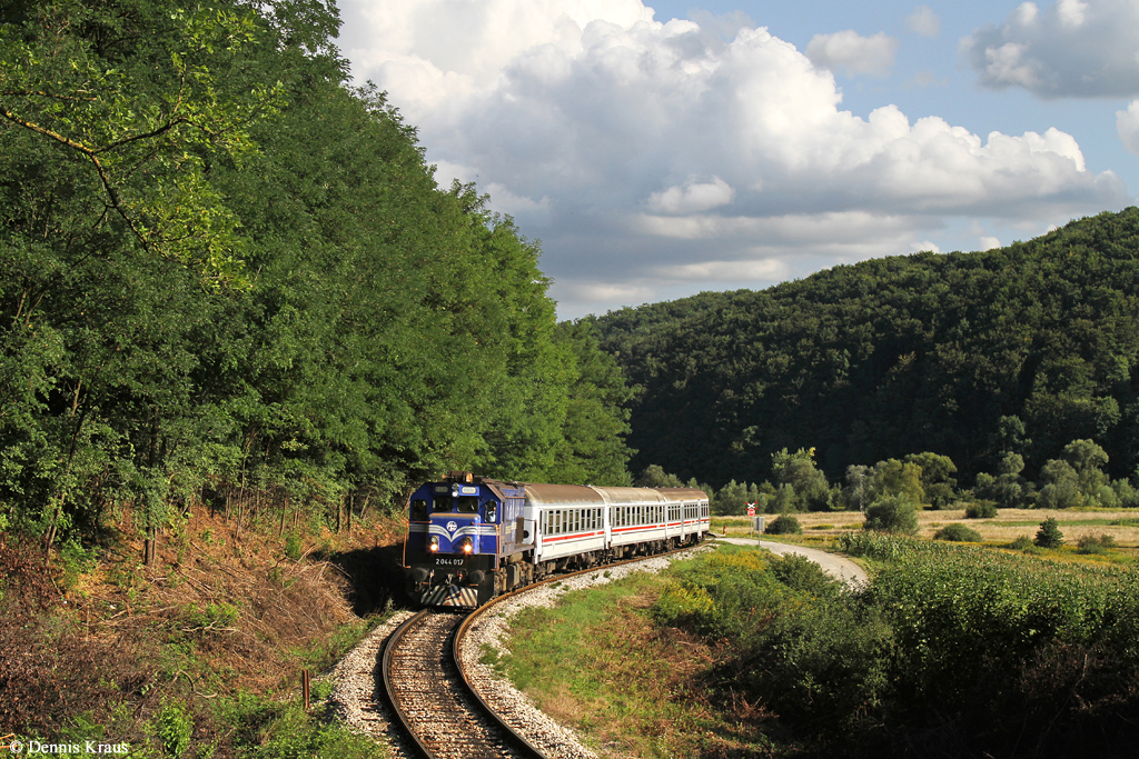 2044 017 mit Personenzug am 18.08.2015 bei Krusljevec.