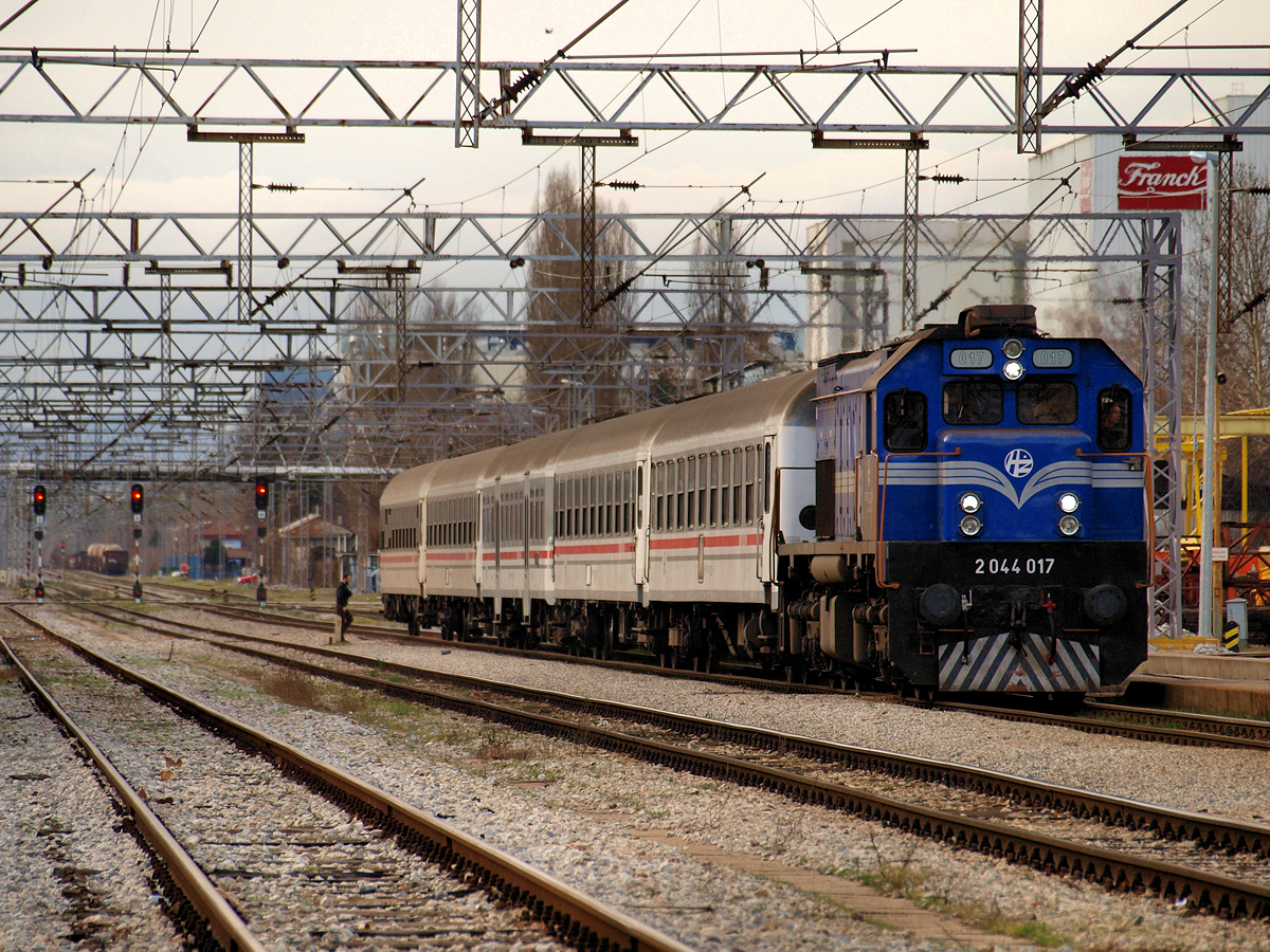 2044 017 mit Personenzug Pu3013 bei der Einfahrt in Zagreb Westbahnhof / 17.01.2014.