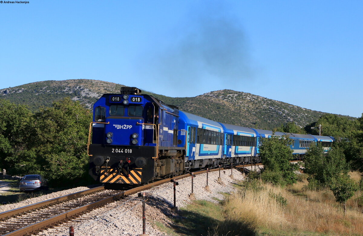 2044 018 mit dem B 1204  Adria  (Budapest Keleti-Split) am Esig Labin 30.8.21